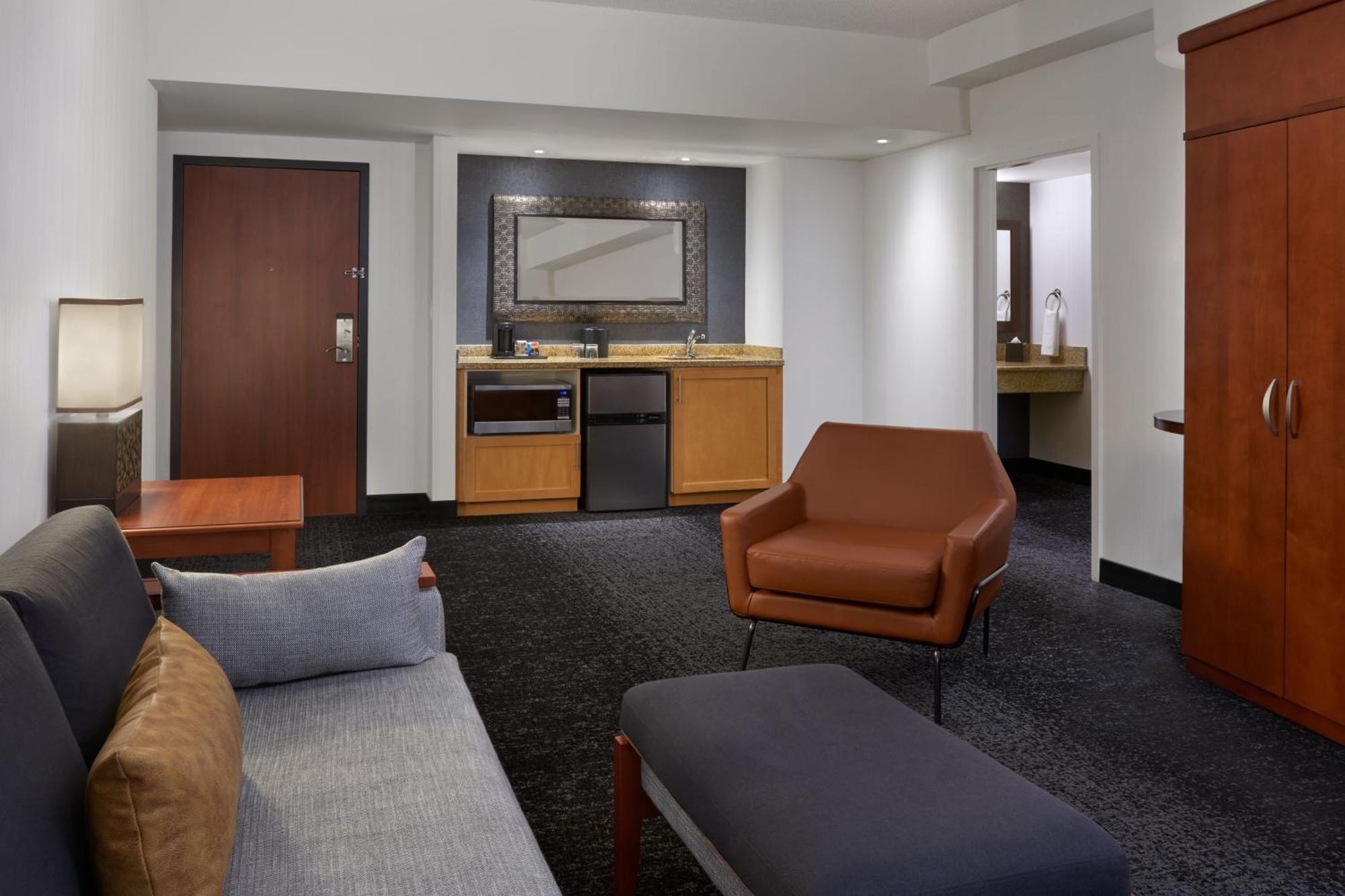 คอร์ตยาร์ด บาย แมริออท แคลกรีแอร์พอร์ต Hotel คาลการี ภายนอก รูปภาพ