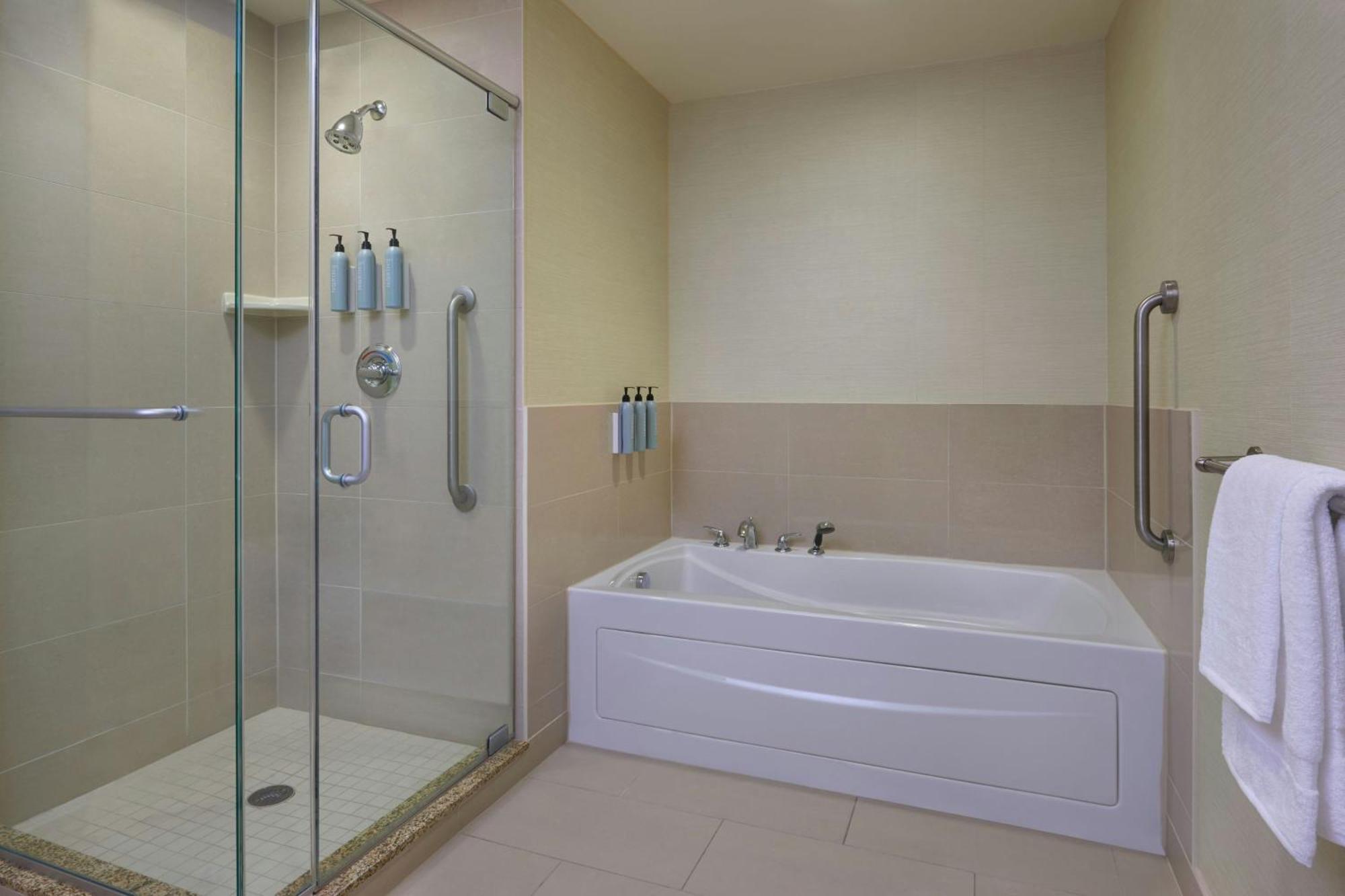 คอร์ตยาร์ด บาย แมริออท แคลกรีแอร์พอร์ต Hotel คาลการี ภายนอก รูปภาพ